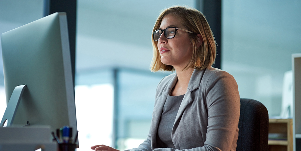 employee taking cybersecurity awareness training